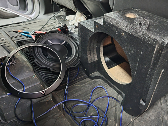 Stereo Installs Six Series subwoofer enclosure with a Rockford Fosgate P2D2 10" subwoofer.